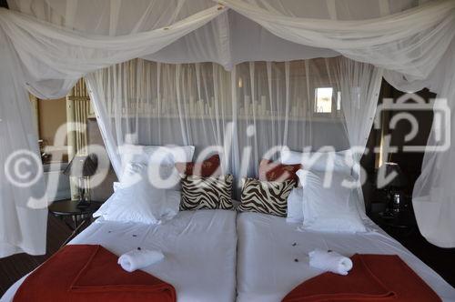 Ein Himmelbett mit Blick auf das endlose Sternen-Firmament über dem Horizont der Etosha-Pfanne: Onkoshi Camp Luxus-Lodge