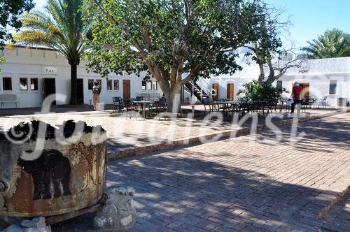 Der Innenhof des ehemaligen deutschen Fort und heutigen Safari-Camp Namutomi von Namibia Wildlife Resorts (NWR) im Etosha Nationalpark. 