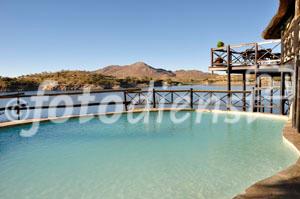 Der Pool im Lake Oanob Resort nahe Rehoboth in Namibia. The perfect place: Lake Oanob Resort Rehoboth, Namibia