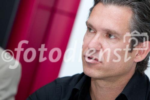 (c) fotodienst / Anna Rauchenberger - Wien, am 09.06.2010 -  Obwohl Feigwarzen zu den häufigsten sexuell übertragbaren Krankheiten zählen, sind sie  ein Tabuthema. Mittlerweile stehen eine Vielzahl wirksamer Therapiemöglichkeiten zur Verfügung. Experten diskutierten bei einem Pressegespräch im Hotel Das Triest über dieses empfindliche Thema. FOTO: Priv. Doz. Dr. Peter Komericki, Leiter der Ambulanz für STD und HIV, Abteilung für Umweltdermatologie und Venerologie, Medizinische Universität Graz