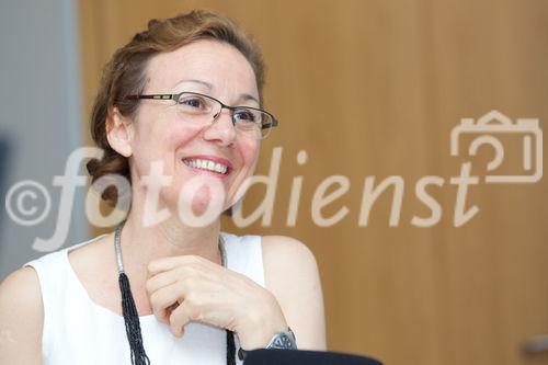 (c) fotodienst / Anna Rauchenberger - Wien, am 09.06.2010 -  Obwohl Feigwarzen zu den häufigsten sexuell übertragbaren Krankheiten zählen, sind sie  ein Tabuthema. Mittlerweile stehen eine Vielzahl wirksamer Therapiemöglichkeiten zur Verfügung. Experten diskutierten bei einem Pressegespräch im Hotel Das Triest über dieses empfindliche Thema. FOTO: Dr. Elia Bragagna, Akademie für Sexuelle Gesundheit AfSG, Wien