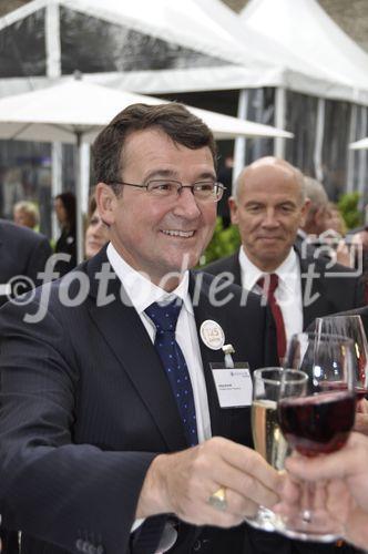 Jörg Arnold, Präsident der Zürcher Hotellerie stösst an der 125 Jahr Feier von Zürich Tourismus im Landesmuseum mit prominenten Gästen an