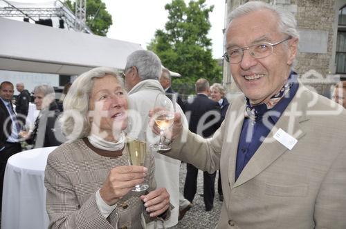 Zahlreich waren die prominenten Gäste an der 125 Jahr Feier von Zürich Tourismus.  Auch Balz Hotz und seine Frau stiessen auf das Jubiläum an. 