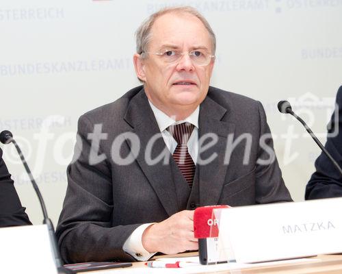 (c) fotodienst / Anna Rauchenberger - Wien, am 01.06.2010 -  Bei einer Pressekonferenz im Bundeskanzleramt wurde heute der erste E-Government Browser Österreichs vorgestellt. Die Initiative von Digitales Österreich mit Unterstützung von Microsoft Österreich soll in Zukunft allen ÖsterreicherInnen ihre E-Government Anwendungen erleichtern: Egal ob Rechtsauskunft, Lohnsteuerausgleich oder Sicherheitsinformationen. FOTO:   Manfred Matzka, Sektionschef Sektion I, Bundeskanzleramt