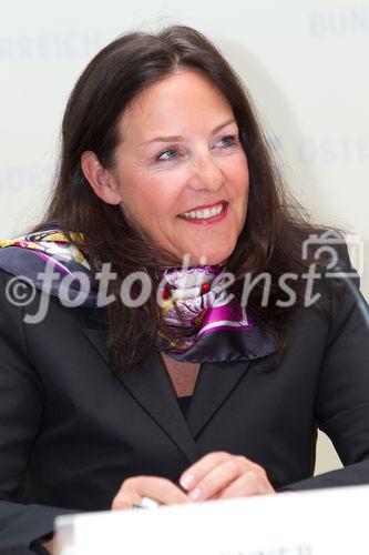 (c) fotodienst / Anna Rauchenberger - Wien, am 01.06.2010 -  Bei einer Pressekonferenz im Bundeskanzleramt wurde heute der erste E-Government Browser Österreichs vorgestellt. Die Initiative von Digitales Österreich mit Unterstützung von Microsoft Österreich soll in Zukunft allen ÖsterreicherInnen ihre E-Government Anwendungen erleichtern: Egal ob Rechtsauskunft, Lohnsteuerausgleich oder Sicherheitsinformationen. FOTO:  Petra Jenner, Geschäftsführerin, Microsoft Österreich