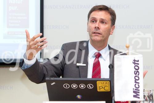 (c) fotodienst / Anna Rauchenberger - Wien, am 01.06.2010 -  Bei einer Pressekonferenz im Bundeskanzleramt wurde heute der erste E-Government Browser Österreichs vorgestellt. Die Initiative von Digitales Österreich mit Unterstützung von Microsoft Österreich soll in Zukunft allen ÖsterreicherInnen ihre E-Government Anwendungen erleichtern: Egal ob Rechtsauskunft, Lohnsteuerausgleich oder Sicherheitsinformationen. FOTO: Robert Lampl, Leiter Geschäftsbereich Online Services & Windows, Microsoft Österreich