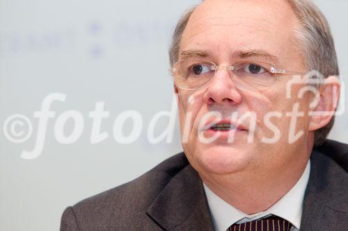 (c) fotodienst / Anna Rauchenberger - Wien, am 01.06.2010 -  Bei einer Pressekonferenz im Bundeskanzleramt wurde heute der erste E-Government Browser Österreichs vorgestellt. Die Initiative von Digitales Österreich mit Unterstützung von Microsoft Österreich soll in Zukunft allen ÖsterreicherInnen ihre E-Government Anwendungen erleichtern: Egal ob Rechtsauskunft, Lohnsteuerausgleich oder Sicherheitsinformationen. FOTO:   Manfred Matzka, Sektionschef Sektion I, Bundeskanzleramt