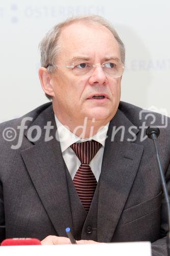 (c) fotodienst / Anna Rauchenberger - Wien, am 01.06.2010 -  Bei einer Pressekonferenz im Bundeskanzleramt wurde heute der erste E-Government Browser Österreichs vorgestellt. Die Initiative von Digitales Österreich mit Unterstützung von Microsoft Österreich soll in Zukunft allen ÖsterreicherInnen ihre E-Government Anwendungen erleichtern: Egal ob Rechtsauskunft, Lohnsteuerausgleich oder Sicherheitsinformationen. FOTO:   Manfred Matzka, Sektionschef Sektion I, Bundeskanzleramt