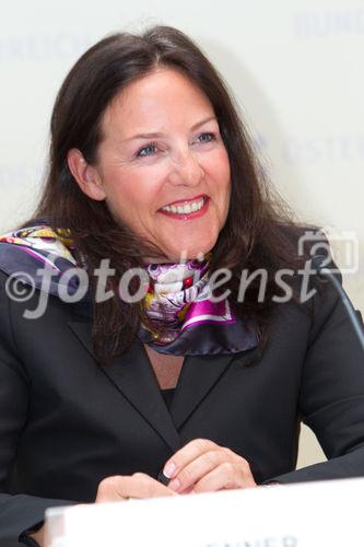 (c) fotodienst / Anna Rauchenberger - Wien, am 01.06.2010 -  Bei einer Pressekonferenz im Bundeskanzleramt wurde heute der erste E-Government Browser Österreichs vorgestellt. Die Initiative von Digitales Österreich mit Unterstützung von Microsoft Österreich soll in Zukunft allen ÖsterreicherInnen ihre E-Government Anwendungen erleichtern: Egal ob Rechtsauskunft, Lohnsteuerausgleich oder Sicherheitsinformationen. FOTO:  Petra Jenner, Geschäftsführerin, Microsoft Österreich