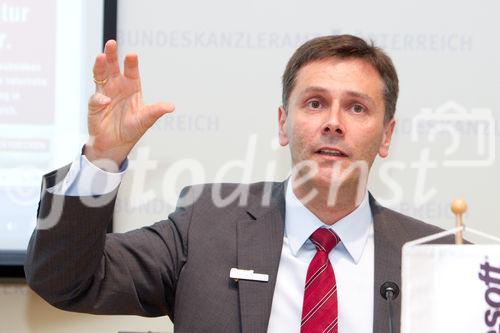 (c) fotodienst / Anna Rauchenberger - Wien, am 01.06.2010 -  Bei einer Pressekonferenz im Bundeskanzleramt wurde heute der erste E-Government Browser Österreichs vorgestellt. Die Initiative von Digitales Österreich mit Unterstützung von Microsoft Österreich soll in Zukunft allen ÖsterreicherInnen ihre E-Government Anwendungen erleichtern: Egal ob Rechtsauskunft, Lohnsteuerausgleich oder Sicherheitsinformationen. FOTO: Robert Lampl, Leiter Geschäftsbereich Online Services & Windows, Microsoft Österreich