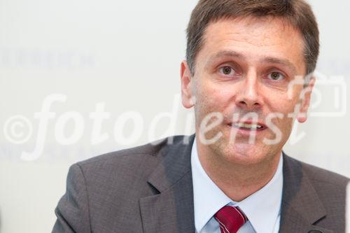 (c) fotodienst / Anna Rauchenberger - Wien, am 01.06.2010 -  Bei einer Pressekonferenz im Bundeskanzleramt wurde heute der erste E-Government Browser Österreichs vorgestellt. Die Initiative von Digitales Österreich mit Unterstützung von Microsoft Österreich soll in Zukunft allen ÖsterreicherInnen ihre E-Government Anwendungen erleichtern: Egal ob Rechtsauskunft, Lohnsteuerausgleich oder Sicherheitsinformationen. FOTO: Robert Lampl, Leiter Geschäftsbereich Online Services & Windows, Microsoft Österreich