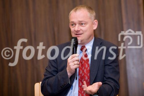 (c) fotodienst / Anna Rauchenberger - Wien, am 21.05.2010 - Apothekerkammer - Media Round Table zum Thema: Die Übergewichts- und Adipositaswelle überrollt Österreich. Wir müssen handeln, aber wie? Die Podiumsdiskussion fand in der Apothekerkammer statt. FOTO: Prof. Dr. Hermann Toplak, Endokrinologe und Stoffwechselexperte, Univ. Klinik fu?r
Innere Medizin Graz, Vizepräsident der Österreichischen Adipositasgesellschaft