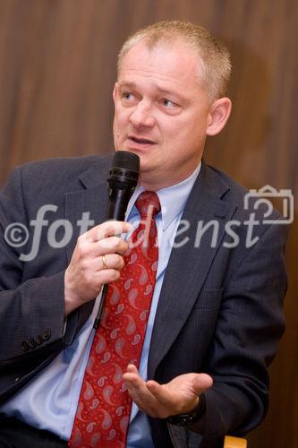 (c) fotodienst / Anna Rauchenberger - Wien, am 21.05.2010 - Apothekerkammer - Media Round Table zum Thema: Die Übergewichts- und Adipositaswelle überrollt Österreich. Wir müssen handeln, aber wie? Die Podiumsdiskussion fand in der Apothekerkammer statt. FOTO: Prof. Dr. Hermann Toplak, Endokrinologe und Stoffwechselexperte, Univ. Klinik fu?r
Innere Medizin Graz, Vizepräsident der Österreichischen Adipositasgesellschaft