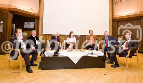 (c) fotodienst / Anna Rauchenberger - Wien, am 21.05.2010 - Apothekerkammer: Die Übergewichts- und Adipositaswelle überrollt Österreich. Wir müssen handeln, aber wie? FOTO v.l.: PD Dr. Thomas Ellrott, Ernährungspsychologe, Leiter des Instituts Ernährungspsychologie, Prof. Dr. Lothar Kolmer, Professor am FB Geschichte, Leiter des interdisziplinären Zentrum fu?r Gastrososphie. Ernährung Kultur Gesellschaft, Universität Salzburg, Karin Kadenbach, Mitglied im Europäischen Parlament (Ausschuss des EP für Umweltfragen, Volksgesundheit und Lebensmittelsicherheit), Dr. Sophie Karmasin, Moderation, Mag. Max Wellan, Vizepräsident der Apothekerkammer Wien, Prof. Dr. Hermann Toplak, Endokrinologe und Stoffwechselexperte, Univ. Klinik fu?r Innere Medizin Graz, Vizepräsident der Österreichischen Adipositasgesellschaft, Prof. Dr. Bernhard Ludvik, Endokrinologe und Stoffwechselexperte, Klinik fu?r Innerer Medizin III, AKH Wien, Präsident der Diabetes Initiative Österreich