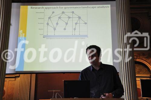 Peter Messerli vom Swiss National Center of Competence in Research (NCCR) referiert am North-South Forum in der ETH Zürich zum Thema 