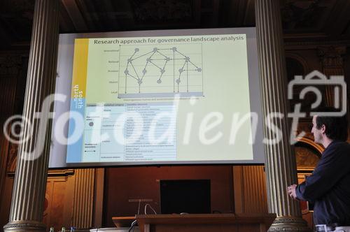 Peter Messerli vom Swiss National Center of Competence in Research (NCCR) referiert am North South Forum in der ETH Zürichzum Thema 