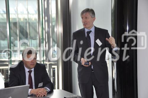 (C) fotodienst/Müller; pressetext-Geschäftsführer Dr. Franz Temmel und Dow Jones Vertreter Michael Tallai präsentierten am 11. Mai in der Züricher Börse SIX Swiss Exchange Zürich den neuen Dienst für Pflichtveröffentlichungen, pressetext.adhoc. IR-Profis und Vertreter börsekotierter Unternehmen informierten sich ausgiebig über die Vorteile des Dienstes. Die Nachrichtenagentur bietet den Versand von Pflichtmitteilungen kostenfrei an, wenn der Emittent ein gültiges Aussenderkonto bei pressetext führt.

