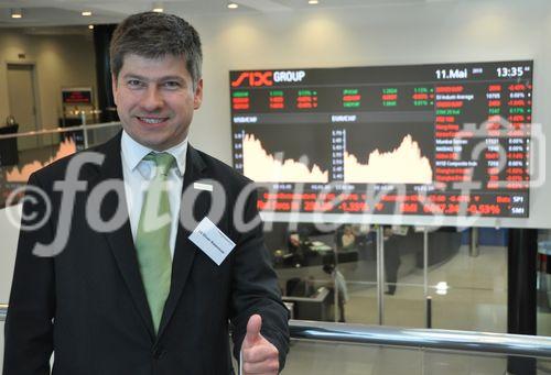 (C) fotodienst/Müller; pressetext-Geschäftsführer Dr. Franz Temmel und Dow Jones Vertreter Michael Tallai präsentierten am 11. Mai in der Züricher Börse SIX Swiss Exchange Zürich den neuen Dienst für Pflichtveröffentlichungen, pressetext.adhoc. IR-Profis und Vertreter börsekotierter Unternehmen informierten sich ausgiebig über die Vorteile des Dienstes. Die Nachrichtenagentur bietet den Versand von Pflichtmitteilungen kostenfrei an, wenn der Emittent ein gültiges Aussenderkonto bei pressetext führt.

