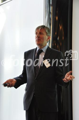 (C) fotodienst/Müller; pressetext-Geschäftsführer Dr. Franz Temmel und Dow Jones Vertreter Michael Tallai präsentierten am 11. Mai in der Züricher Börse SIX Swiss Exchange Zürich den neuen Dienst für Pflichtveröffentlichungen, pressetext.adhoc. IR-Profis und Vertreter börsekotierter Unternehmen informierten sich ausgiebig über die Vorteile des Dienstes. Die Nachrichtenagentur bietet den Versand von Pflichtmitteilungen kostenfrei an, wenn der Emittent ein gültiges Aussenderkonto bei pressetext führt.

