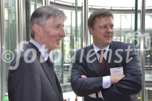 (C) fotodienst/Müller; pressetext-Geschäftsführer Dr. Franz Temmel und Dow Jones Vertreter Michael Tallai präsentierten am 11. Mai in der Züricher Börse SIX Swiss Exchange Zürich den neuen Dienst für Pflichtveröffentlichungen, pressetext.adhoc. IR-Profis und Vertreter börsekotierter Unternehmen informierten sich ausgiebig über die Vorteile des Dienstes. Die Nachrichtenagentur bietet den Versand von Pflichtmitteilungen kostenfrei an, wenn der Emittent ein gültiges Aussenderkonto bei pressetext führt.

