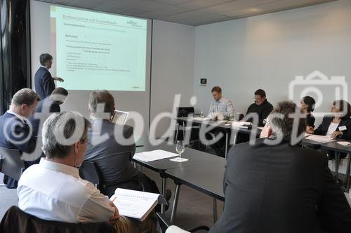 (C) fotodienst/Müller; pressetext-Geschäftsführer Dr. Franz Temmel und Dow Jones Vertreter Michael Tallai präsentierten am 11. Mai in der Züricher Börse SIX Swiss Exchange Zürich den neuen Dienst für Pflichtveröffentlichungen, pressetext.adhoc. IR-Profis und Vertreter börsekotierter Unternehmen informierten sich ausgiebig über die Vorteile des Dienstes. Die Nachrichtenagentur bietet den Versand von Pflichtmitteilungen kostenfrei an, wenn der Emittent ein gültiges Aussenderkonto bei pressetext führt.

