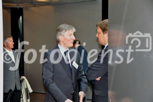 (C) fotodienst/Müller; pressetext-Geschäftsführer Dr. Franz Temmel und Dow Jones Vertreter Michael Tallai präsentierten am 11. Mai in der Züricher Börse SIX Swiss Exchange Zürich den neuen Dienst für Pflichtveröffentlichungen, pressetext.adhoc. IR-Profis und Vertreter börsekotierter Unternehmen informierten sich ausgiebig über die Vorteile des Dienstes. Die Nachrichtenagentur bietet den Versand von Pflichtmitteilungen kostenfrei an, wenn der Emittent ein gültiges Aussenderkonto bei pressetext führt.

