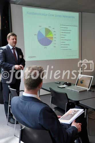 (C) fotodienst/Müller; pressetext-Geschäftsführer Dr. Franz Temmel und Dow Jones Vertreter Michael Tallai präsentierten am 11. Mai in der Züricher Börse SIX Swiss Exchange Zürich den neuen Dienst für Pflichtveröffentlichungen, pressetext.adhoc. IR-Profis und Vertreter börsekotierter Unternehmen informierten sich ausgiebig über die Vorteile des Dienstes. Die Nachrichtenagentur bietet den Versand von Pflichtmitteilungen kostenfrei an, wenn der Emittent ein gültiges Aussenderkonto bei pressetext führt.

