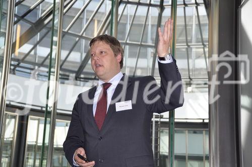 (C) fotodienst/Müller; pressetext-Geschäftsführer Dr. Franz Temmel und Dow Jones Vertreter Michael Tallai präsentierten am 11. Mai in der Züricher Börse SIX Swiss Exchange Zürich den neuen Dienst für Pflichtveröffentlichungen, pressetext.adhoc. IR-Profis und Vertreter börsekotierter Unternehmen informierten sich ausgiebig über die Vorteile des Dienstes. Die Nachrichtenagentur bietet den Versand von Pflichtmitteilungen kostenfrei an, wenn der Emittent ein gültiges Aussenderkonto bei pressetext führt.

