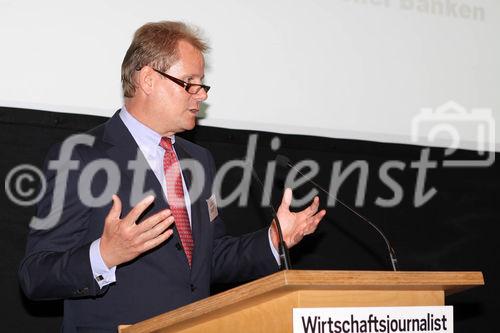 c)fotodienst/Andrea Ganshorn - Frankfurt am Main, 04.05.2010 - Preisverleihung für 'Deutschlands beste Wirtschaftsredaktionen' und 'Deutschlands beste Unternehmenssprecher' durch das Branchenmagazin 'Wirtschaftsjournalist', FOTO: Andreas Schmitz (Präsident des Bankenverbands)