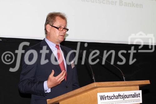 c)fotodienst/Andrea Ganshorn - Frankfurt am Main, 04.05.2010 - Preisverleihung für 'Deutschlands beste Wirtschaftsredaktionen' und 'Deutschlands beste Unternehmenssprecher' durch das Branchenmagazin 'Wirtschaftsjournalist', FOTO: Andreas Schmitz (Präsident des Bankenverbands)