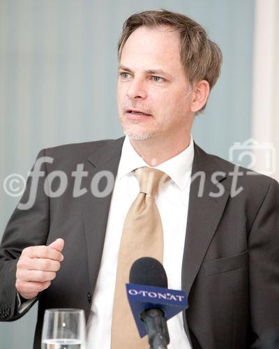 (c) fotodienst / Anna Rauchenberger - Wien, am 27.04.2010 – Die betrieblichen Vorsorgekassen in Österreich verwalten mittlerweile ein Vermögen von knapp 3 Milliarden Euro im Rahmen der Abfertigung neu. Jeder dritte Österreicher vertraut auf sichere und stabile Veranlagungsergebnisse für die betriebliche Zusatzpension. Im Rahmen eines Expertengsprächs in Wien wurden die Bedeutung von verantwortungsvollem Management und nachhaltigem Investment im österreichischen Vorsorgesystem diskutiert. FOTO: Mag. Reinhard Friesenbichler, Unternehmensberater und Experte für Nachhaltiges Management