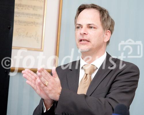 (c) fotodienst / Anna Rauchenberger - Wien, am 27.04.2010 – Die betrieblichen Vorsorgekassen in Österreich verwalten mittlerweile ein Vermögen von knapp 3 Milliarden Euro im Rahmen der Abfertigung neu. Jeder dritte Österreicher vertraut auf sichere und stabile Veranlagungsergebnisse für die betriebliche Zusatzpension. Im Rahmen eines Expertengsprächs in Wien wurden die Bedeutung von verantwortungsvollem Management und nachhaltigem Investment im österreichischen Vorsorgesystem diskutiert. FOTO: Mag. Reinhard Friesenbichler, Unternehmensberater und Experte für Nachhaltiges Management