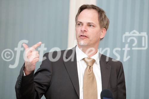 (c) fotodienst / Anna Rauchenberger - Wien, am 27.04.2010 – Die betrieblichen Vorsorgekassen in Österreich verwalten mittlerweile ein Vermögen von knapp 3 Milliarden Euro im Rahmen der Abfertigung neu. Jeder dritte Österreicher vertraut auf sichere und stabile Veranlagungsergebnisse für die betriebliche Zusatzpension. Im Rahmen eines Expertengsprächs in Wien wurden die Bedeutung von verantwortungsvollem Management und nachhaltigem Investment im österreichischen Vorsorgesystem diskutiert. FOTO: Mag. Reinhard Friesenbichler, Unternehmensberater und Experte für Nachhaltiges Management