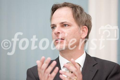 (c) fotodienst / Anna Rauchenberger - Wien, am 27.04.2010 – Die betrieblichen Vorsorgekassen in Österreich verwalten mittlerweile ein Vermögen von knapp 3 Milliarden Euro im Rahmen der Abfertigung neu. Jeder dritte Österreicher vertraut auf sichere und stabile Veranlagungsergebnisse für die betriebliche Zusatzpension. Im Rahmen eines Expertengsprächs in Wien wurden die Bedeutung von verantwortungsvollem Management und nachhaltigem Investment im österreichischen Vorsorgesystem diskutiert. FOTO: Mag. Reinhard Friesenbichler, Unternehmensberater und Experte für Nachhaltiges Management