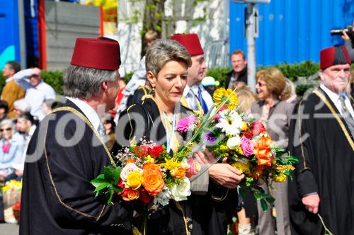 Die St. Galler Regierungsrätin Karin Keller Sutter am Zürcher Sechseläutenumzug in der Bahnhofstrasse