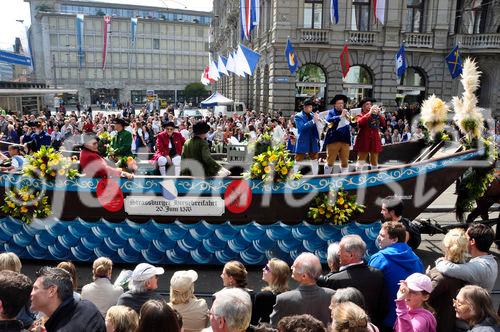 Der traditionelle Festumzug der Zürcher Zünfte mit ihren  Musikern zieht am Paradeplatz vorbei. The traditional Sechseläuten-Parade is crossing Paradeplatz  in Zürich with musicans on a boat
