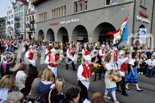 Zürich: Zehntausende von Zuschauern besuchten den traditionellen Sechseläuten-Festumzug und säumten den Limmatquai. Zürich-City: Ten thousands of people joined the traditional Sechseläuten-Parade at the Limmatquai