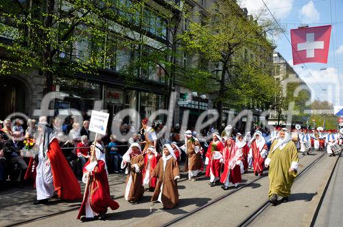 Zürcher Sechseläuten-Umzug in der Bahnhofstrasse. Das Defilee der Zunftleute am Fest der Zürcher Zünfte.