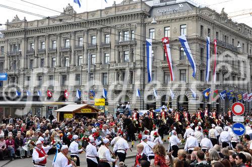 Über 3500 Zunftleute nahmen am traditionellen Zürcher Sechseläutenumzug teil, gesäumt von zehntausenden von Zuschauern entlang der Bahnhofstrasse, am Paradeplatz und Limmatquai