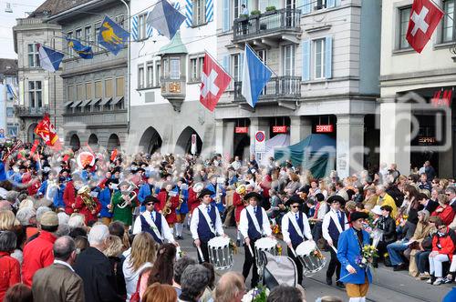 Über 3500 Zunftleute nahmen am traditionellen Zürcher Sechseläutenumzug teil, gesäumt von zehntausenden von Zuschauern entlang der Bahnhofstrasse, am Paradeplatz und Limmatquai