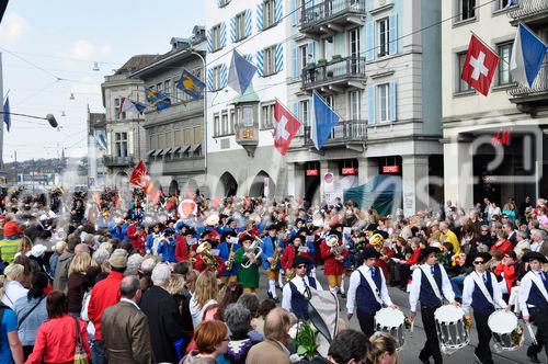 Zürcher Sechseläuten-Umzug am Limmatquai: Das grosse Defilee der Zürcher Zunftleute am Fest der Zünfte.