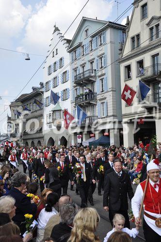 Zehntausende Zuschauer verfolgten die Sechseläuten-Parade der Zürcher Zunftleute am Limmatquai