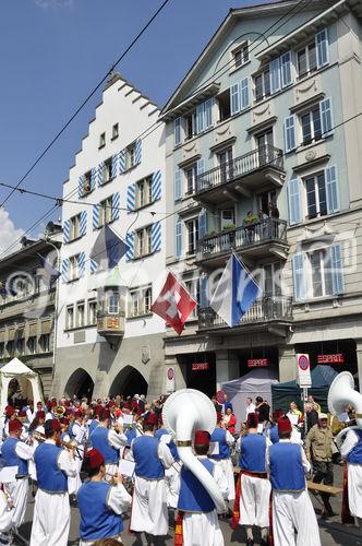 Musiker am traditionellen Zürcher Sechseläuten-Parade, dem Festumzug der Zunftleute, am Limmatquai.