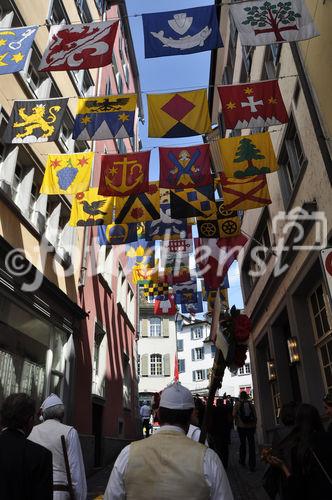 Kurz vor dem traditionellen Zürcher Sechseläutenumzug versammeln sich die Zünfter in der reichbeflaggten Augustinergasse