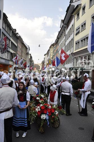 Kurz vor dem traditionellen Zürcher Sechseläutenumzug versammeln sich die Zünfter in der reichbeflaggten Augustinergasse