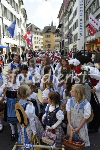 Kurz vor dem traditionellen Zürcher Sechseläuten umzug versammeln sich die Zünfter in der Augustinergasse
