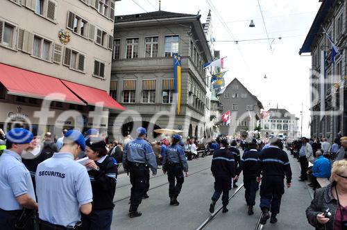 Die Polizei rückt am Sechseläuten-Festumzug am Limmatquai mit einem Greossaufgebot aus