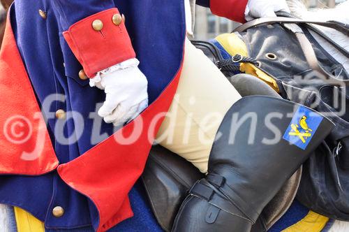 Reiter mit Zunft-Emblem am Zürcher Sechsläuten-Umzug