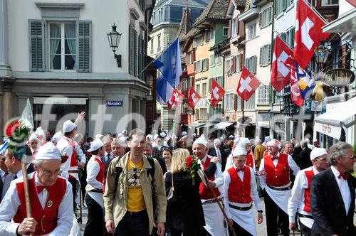 Kurz vor dem traditionellen Zürcher Sechseläuten umzug versammeln sich die Zünfter in der Augustinergasse