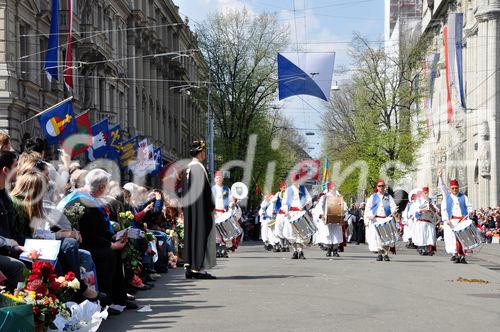 Zehntausende von Zuschauern besuchten den traditionellen Sechseläuten-Festumzug und säumten die Zürcher Bahnhofstrasse und den Paradeplatz. Thenthousands of people joined the traditional Sechseläuten-Parade at Zürichs Bahnhofstreet